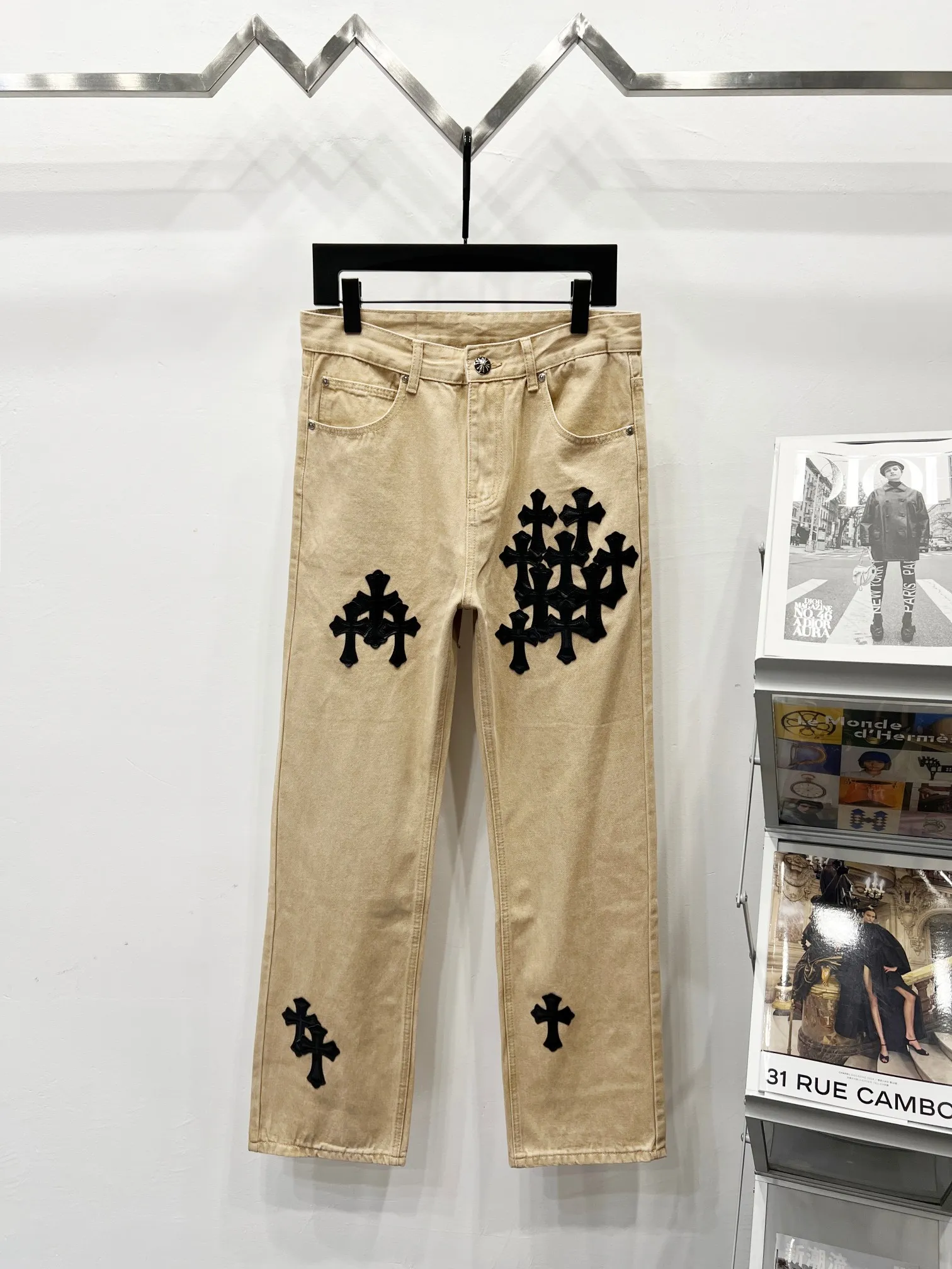 P240 Style number: (K500) Chrome hearts Angelababy's same style cross patch leather jeans workwear logging pants Chrome hearts logging pants are here! ! ! CH Croix Heart Double Knee Cross Patch Leather Bo1 Style Logging Pants Straight-leg Work Pants B136 Croix Heart Cross Sanskrit Overalls Price 24W Level, patchwork cross pattern embellishment, high-waisted washed jeans! ! Absolutely high-end luxury products, 1.9W level god-level single products, super popular products, made by top heavy industry, not to be missed. About Zangyin, this is an extremely luxurious fashion brand, which can also be called the nobles of the high street. It has always been an exclusive brand of some hipsters or rich second generation. Compared with ordinary high streets, it is more luxurious and noble. Compared with luxury brands, it has a more fashionable personality and has always been a brand that I have a special liking for. Imported yarn is custom-woven into a high-density twill canvas, which ensures a crisp silhouette while also making the fabric feel very delicate. It follows the B01 classic silhouette, with a crisp and stylish upper body. The ready-made garments are stone-ground and fermented and can be matched with any style. Buttons and zinc are washed with genuine YKK retro metal products. Double-layered canvas on the front. Perfect details. All hardware is perfect. Size: s-XXL Color: Gray